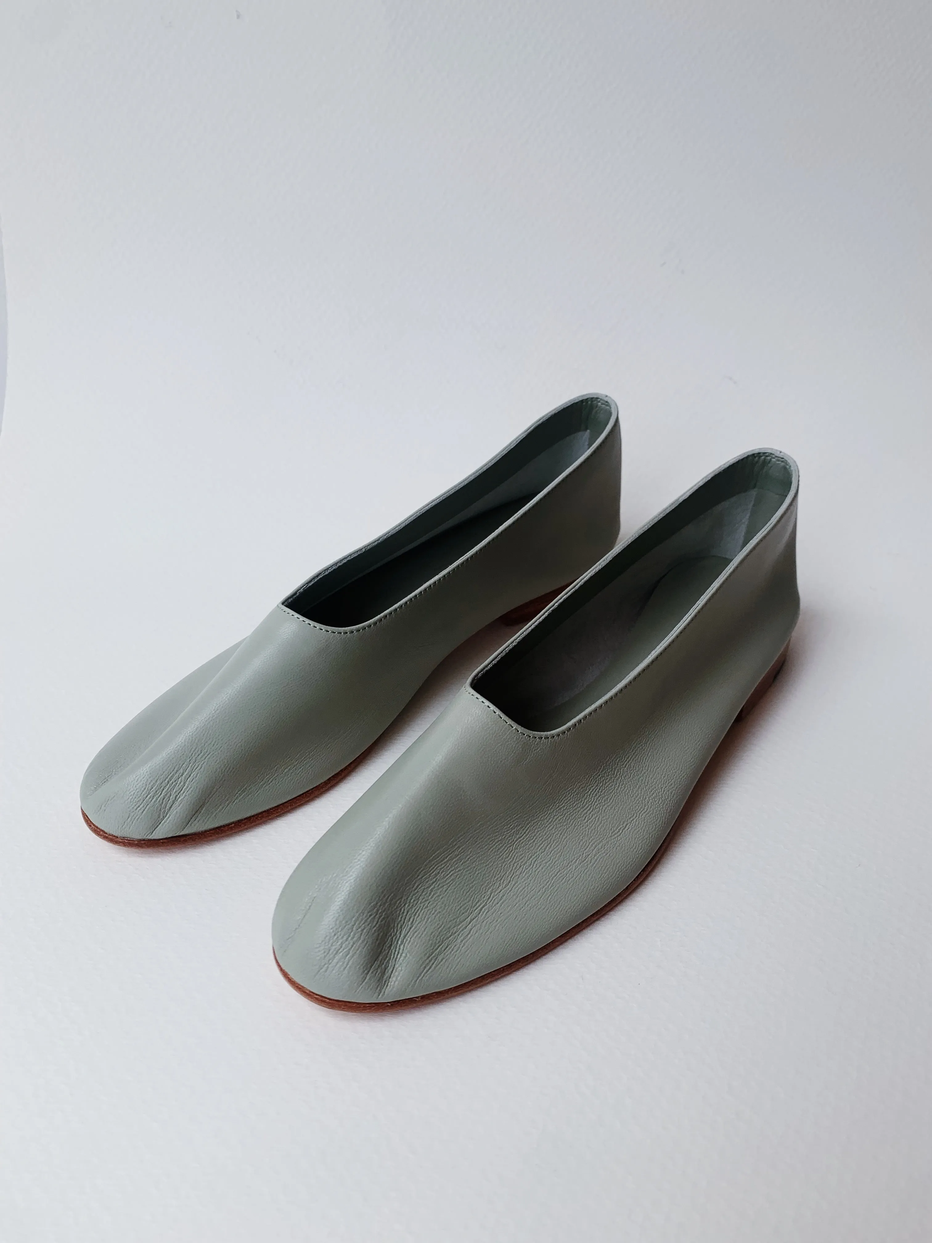 GLOVE SHOE